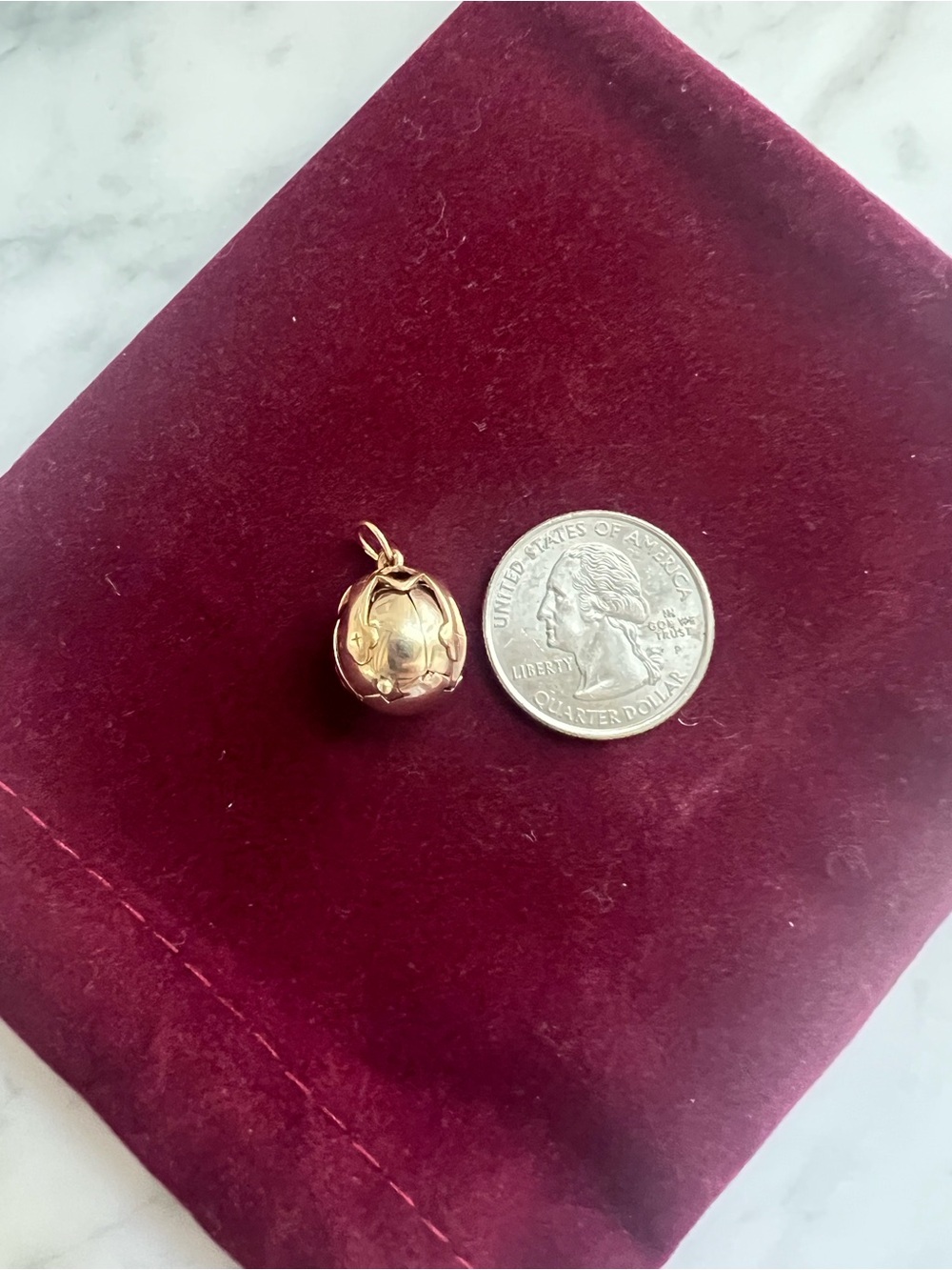 9 ct gold British/UK Round Locket Pendant opens to cross - Picture 8 of 8